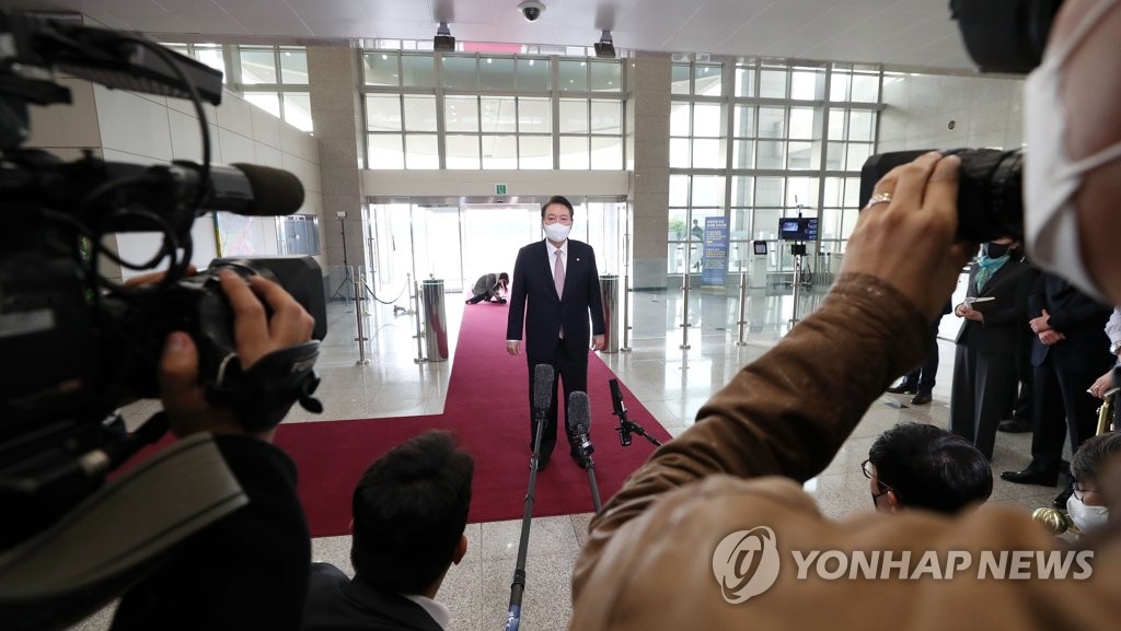 President Yoon Suk-yeol takes reporters' questions as he arrives at the presidential office in Seoul on Oct. 28, 2022. (Pool photo) (Yonhap)