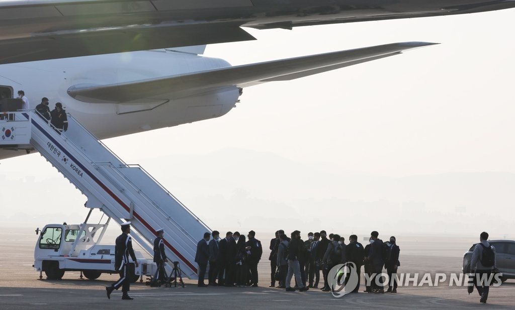 La foto de archivo, tomada el 11 de noviembre de 2022, muestra a un grupo de reporteros subiendo al avión presidencial en la Base Aérea de Seúl, en Seongnam, al sur de la capital, para cubrir el viaje del presidente surcoreano, Yoon Suk Yeol, a Camboya e Indonesia.