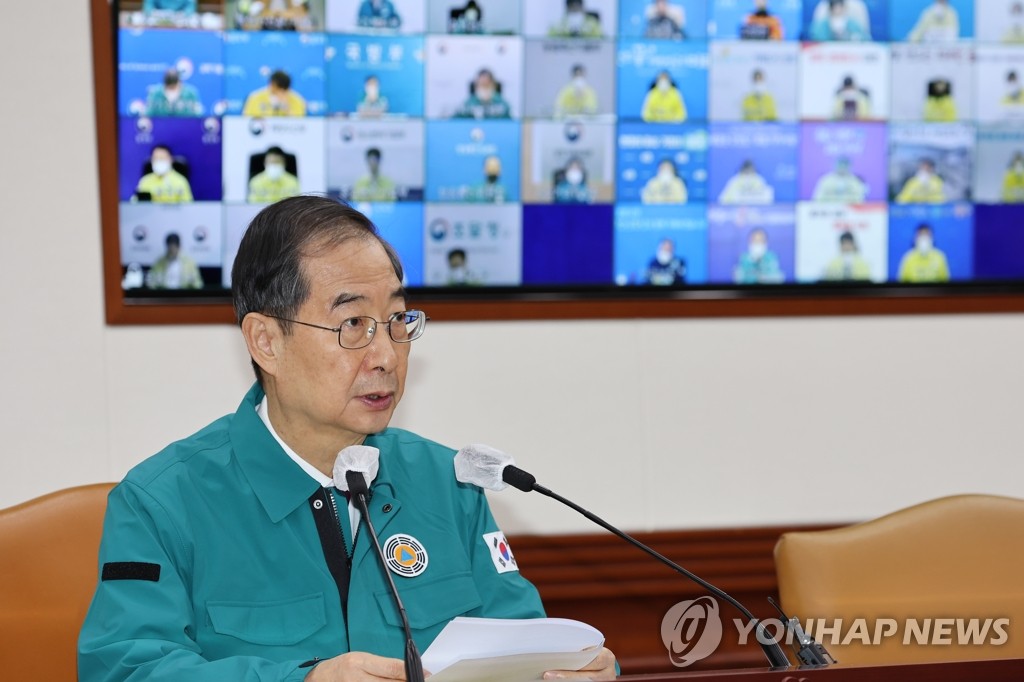 El primer ministro surcoreano, Han Duck-soo, preside una reunión de la Sede Central de Contramedidas por Desastre y de Seguridad, el 16 de noviembre de 2022, en el complejo gubernamental de Seúl, sobre las medidas de respuesta a la estampida humana del 29 de octubre en Itaewon, que se ha cobrado la vida de al menos 158 personas.