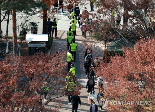 좁은 길목에 경찰 배치된 지스타 행사장