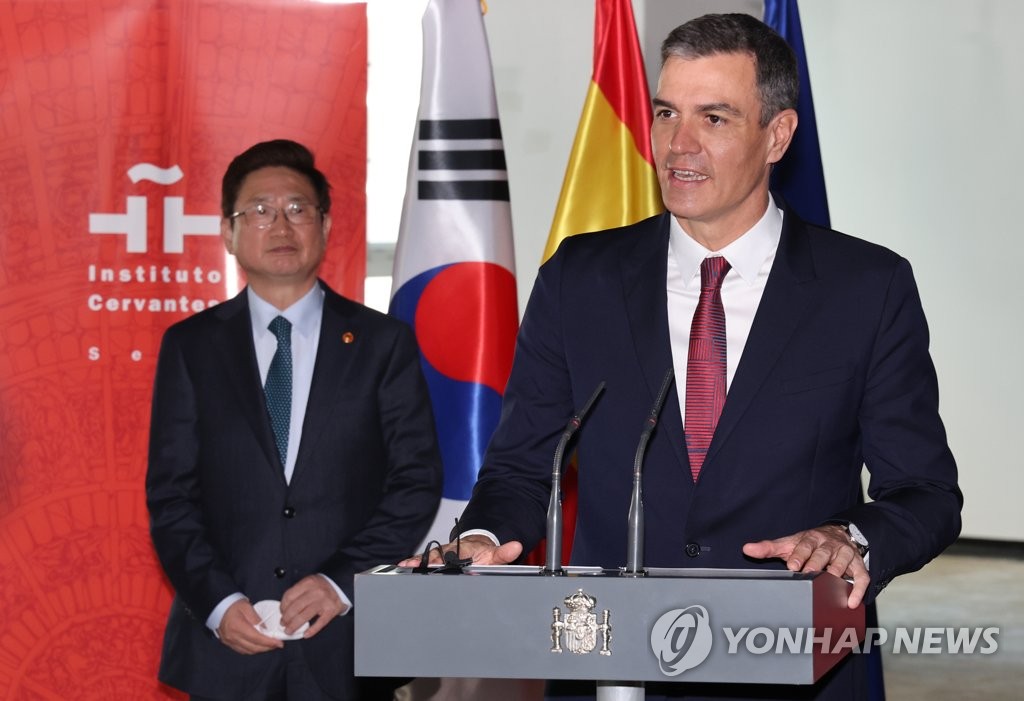 El presidente del Gobierno de España, Pedro Sánchez Pérez-Castejón (dcha.), pronuncia unas palabras durante la ceremonia de revelación de una placa conmemorativa del establecimiento de la nueva sede del Instituto Cervantes en Corea del Sur, celebrada, el 17 de noviembre de 2022, en el barrio de Myeongdong, en el centro de Seúl, en donde se instalará la nueva sede. Al evento asistió también el ministro de Cultura, Deportes y Turismo de Corea del Sur, Park Bo-gyoon (izda.).