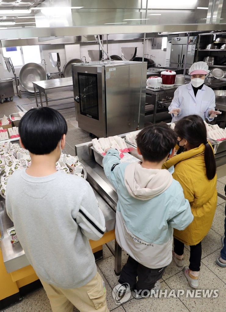학교비정규직 파업 '급식 대신 간편식'