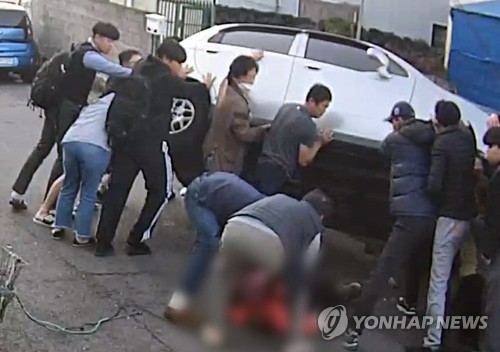 차 번쩍 들어 할머니 구하는 시민들