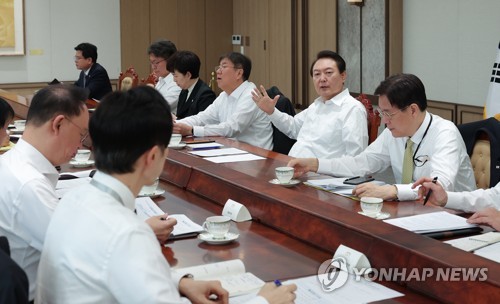수석비서관회의 주재하는 윤석열 대통령