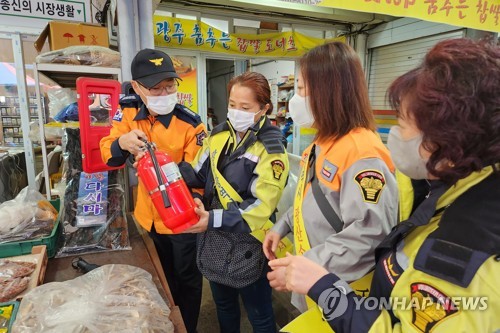 '불조심 강조의 달'…전통시장서 소방안전 캠페인