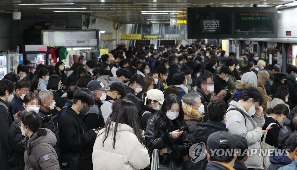 Seoul subway strike causes evening rush-hour chaos Seoul subway strike causes evening rush-hour chaos