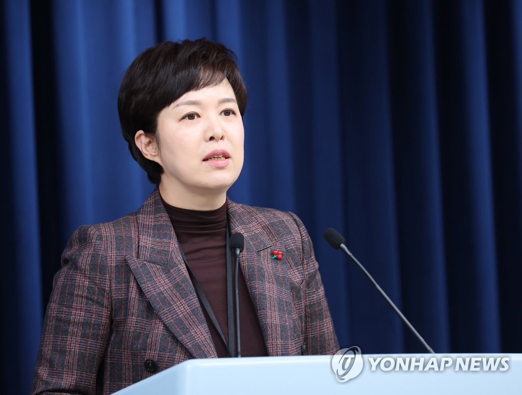 화물연대 파업 등 현안 브리핑 하는 김은혜 홍보수석
