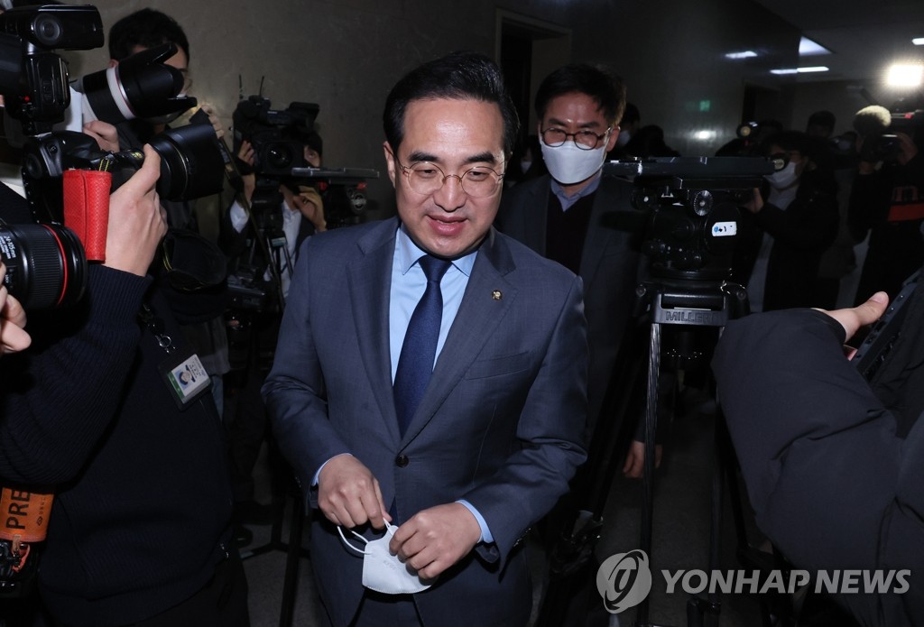 여야 원내대표 회동위해 운영위원장실 들어서는 박홍근 원내대표