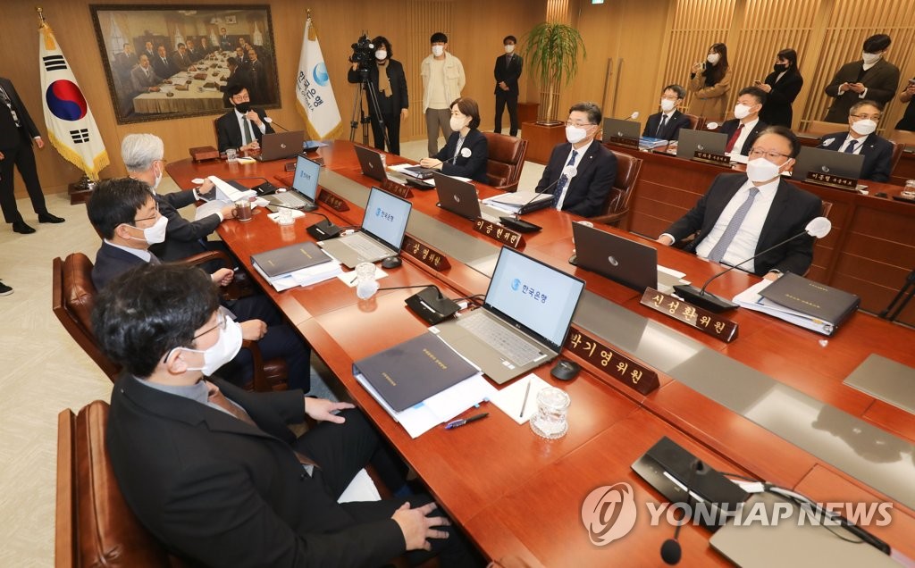 금융통화위원회 본회의 주재하는 이창용 총재
