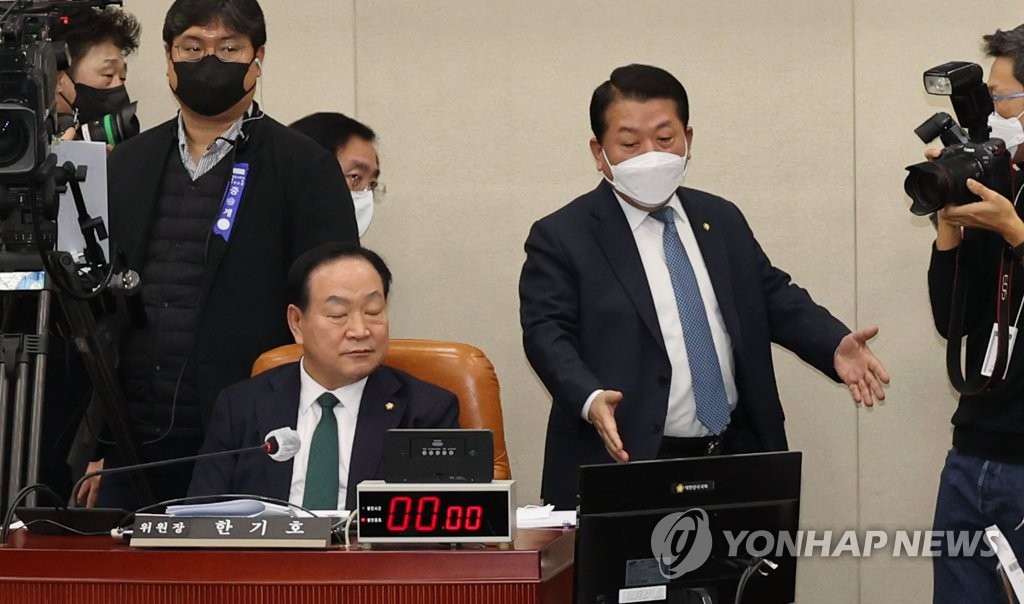 국방위 회의장 나가는 김병주 의원