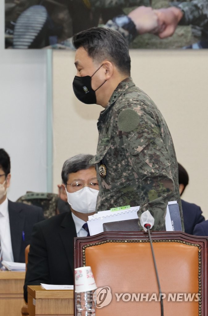 국방위 회의장 나가는 김승겸 합참의장
