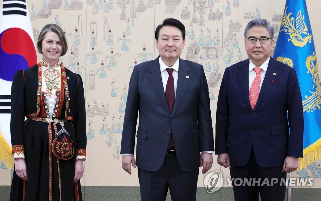 주한 노르웨이대사와 기념촬영하는 윤석열 대통령