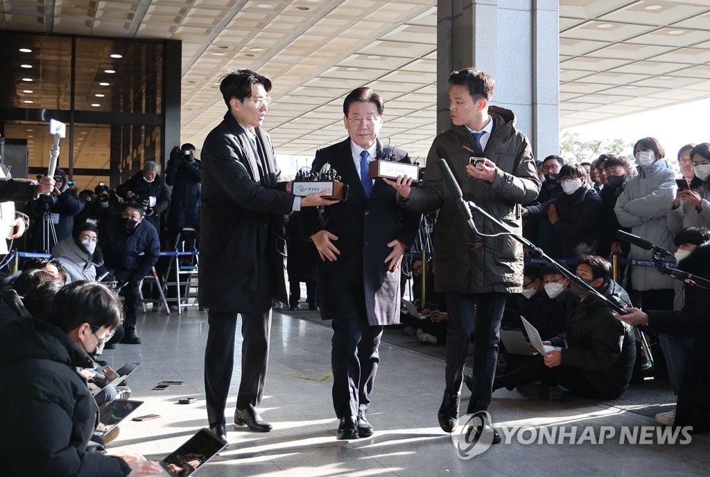 검찰 출석한 이재명 민주당 대표
