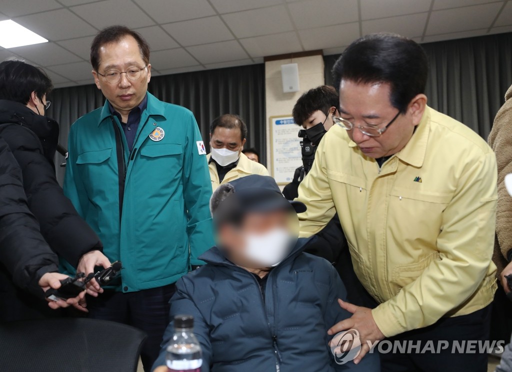 어선 전복사고 실종자 가족 위로하는 김영록 전남지사