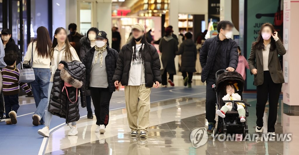 '실내 마스크 착용 의무 해제됐지만…'