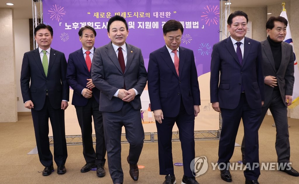 1기 신도시 지자체장들과 이동하는 원희룡 장관