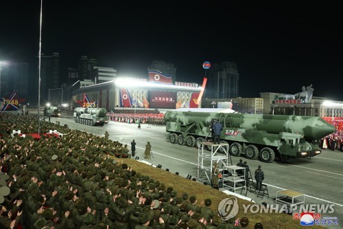 북한 열병식에 등장한 '고체 ICBM' 추정 신형 미사일