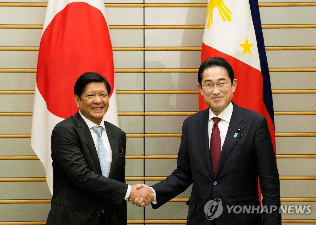 도쿄서 악수하는 기시다 일본 총리와 마르코스 필리핀 대통령