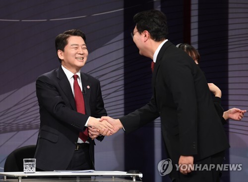 악수하는 안철수·천하람
