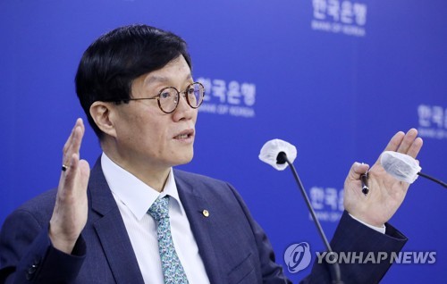취재진 질문에 답하는 이창용 총재