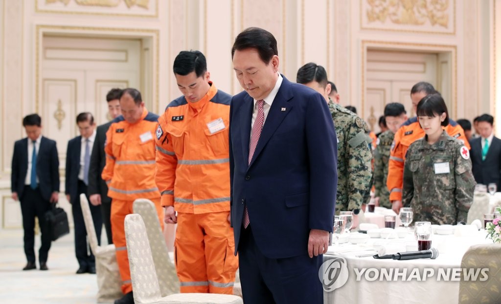 지진 피해자 및 순직 소방관 애도하는 윤석열 대통령