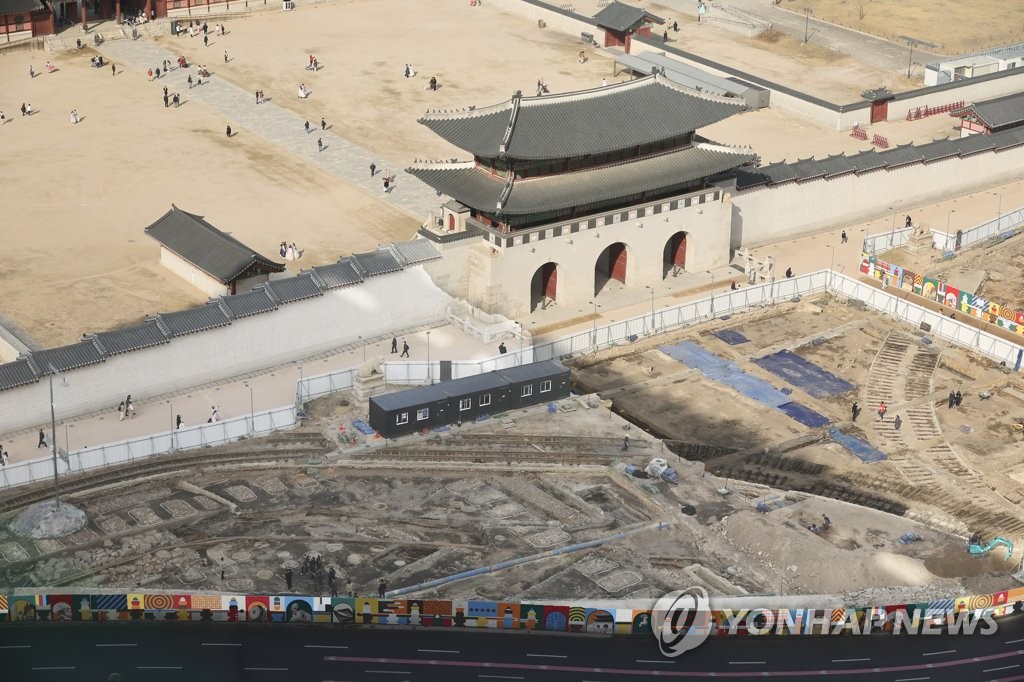 광화문 월대 발굴 현장서 발견된 일제강점기 전차 철로