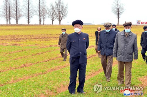 북한 김덕훈 총리, 청단군 읍농장 사업 현지 요해