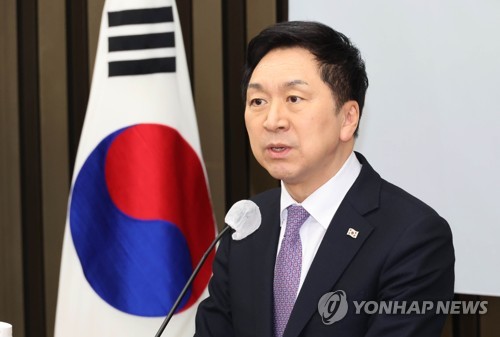의원총회에서 발언하는 김기현 대표