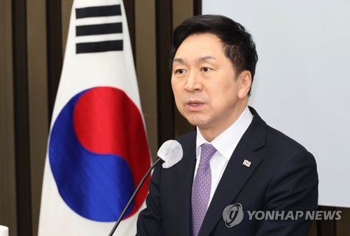 의원총회에서 발언하는 김기현 대표