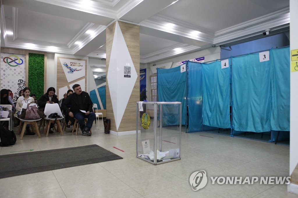 카자흐 총선 투표소