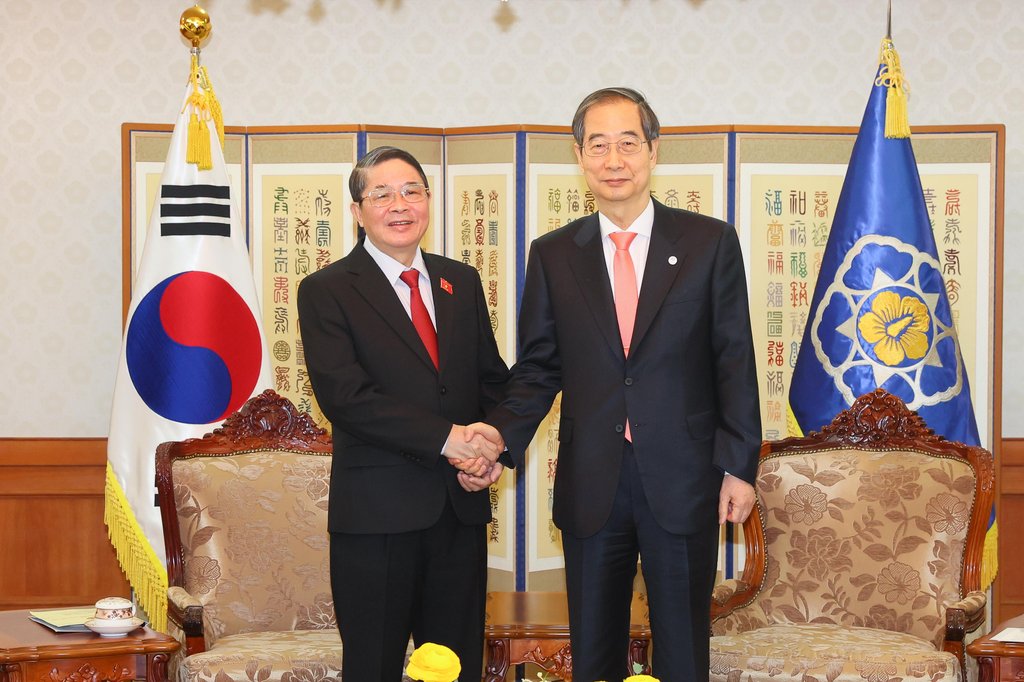Prime Minister Han Duck-soo (R) shakes hands with Vietnam's National Assembly Vice Chairman Nguyen Duc Hai during a meeting in Seoul on March 22, 2023, in this photo provided by Han's office. (PHOTO NOT FOR SALE) (Yonhap)