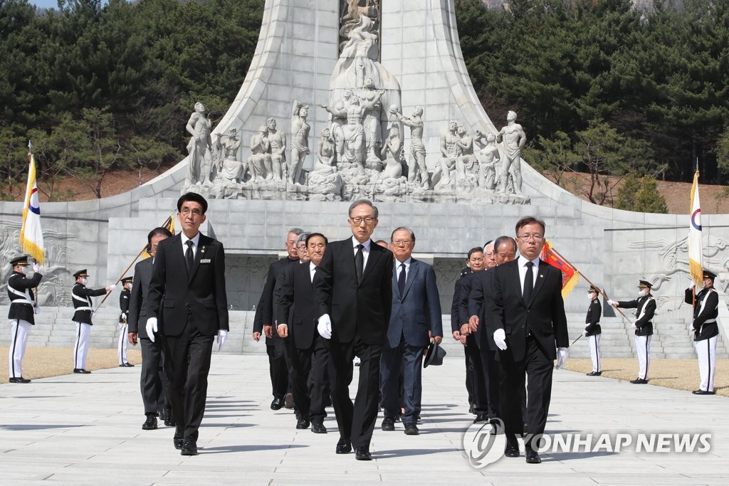El expresidente Lee Myung-bak visita el cementerio nacional El expresidente Lee Myung-bak visita el cementerio nacional
