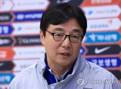 취재진과 인터뷰하는 황선홍 감독