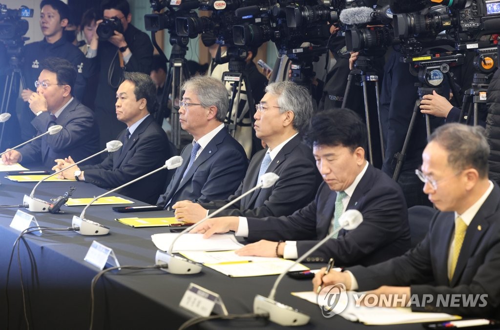 금융당국 발언 듣는 금융지주회장들