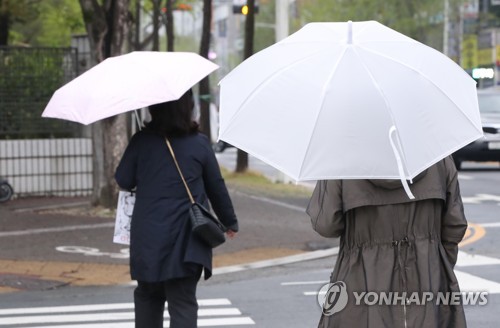 대전 서구 둔산동에서 시민들이 우산을 쓰고 출근하고 있다. [ 자료사진]