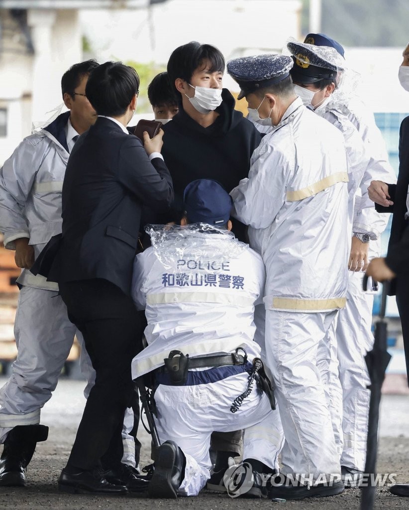 기시다 총리 연설 전 큰 폭발음, 체포되는 남성