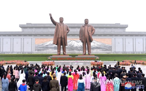 북한 주민들, 김일성생일 111주년 만수대동상에 헌화