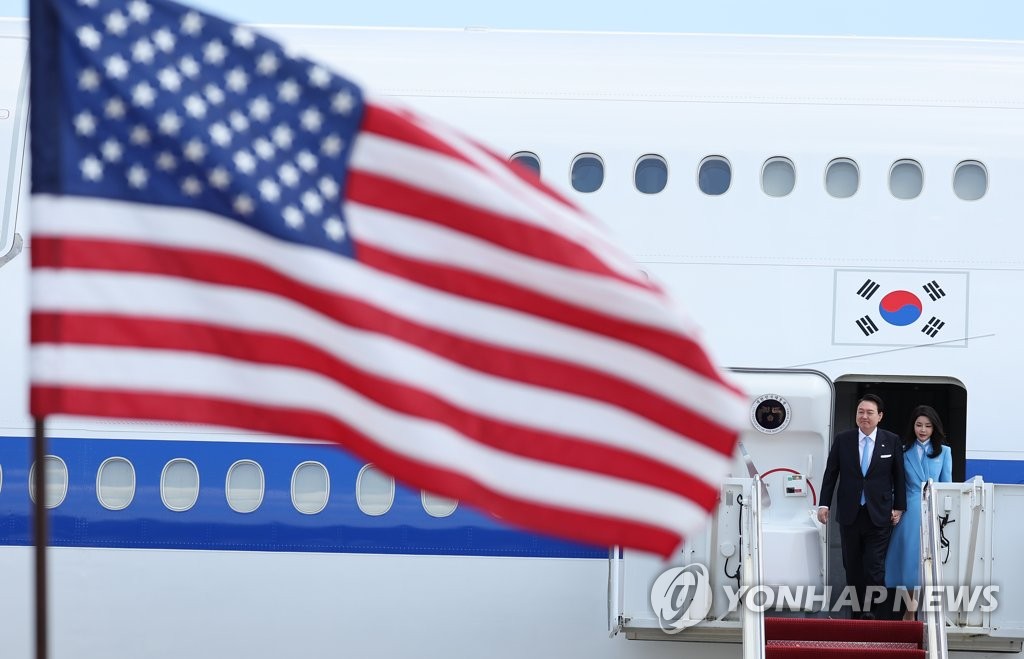 President Yoon Suk Yeol (L) and first lady Kim Keon Hee disembark Air Force One at Joint Base Andrews, Maryland, on April 24, 2023. (Yonhap)