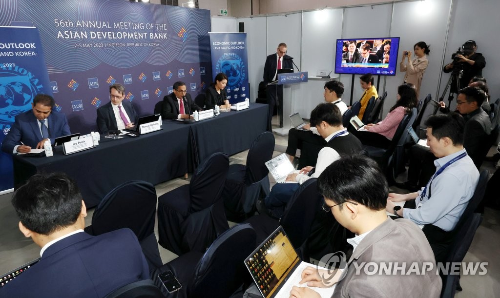Krishna Srinivasan (2nd from R at table), who heads the Asia and Pacific Department of the International Monetary Fund, speaks during a news conference on the sidelines of the 56th Annual Meeting of the Board of Governors of the Asian Development Bank in Incheon, 27 kilometers west of Seoul, on May 4, 2023. (Yonhap)