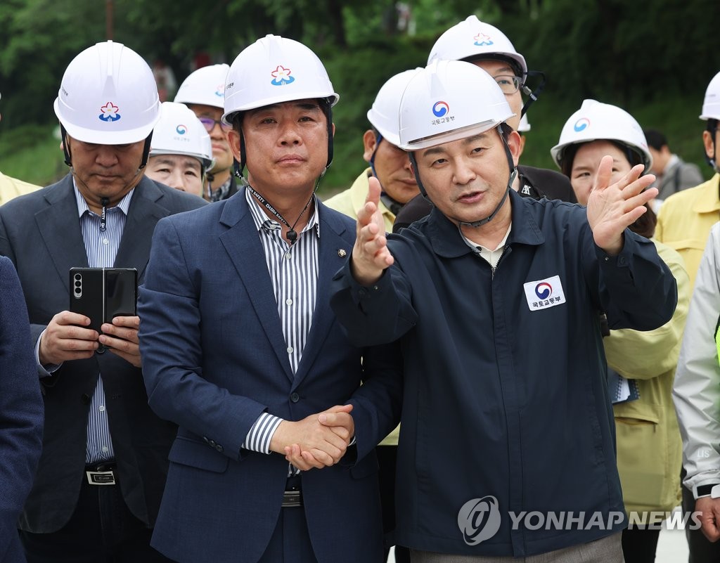 정자교 보행로 붕괴 사고 현장 찾은 원희룡