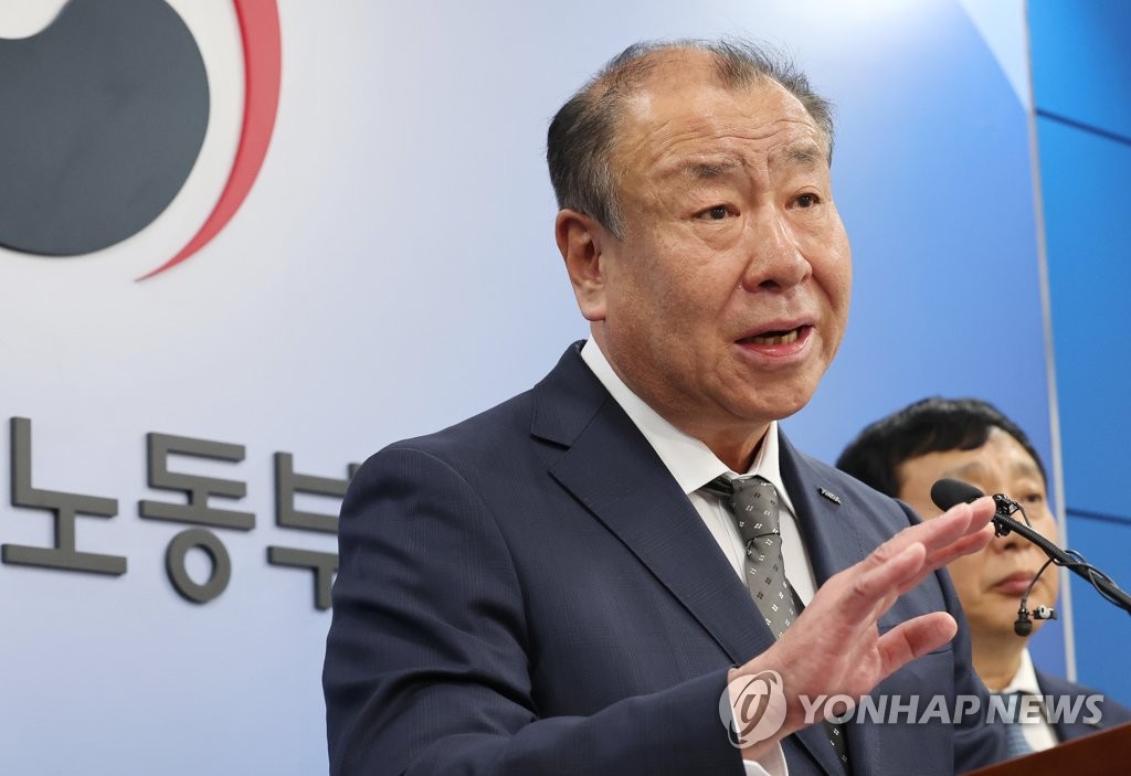 채점 안 한 609명 답안지 파쇄, 질문에 답변하는 어수봉 이사장