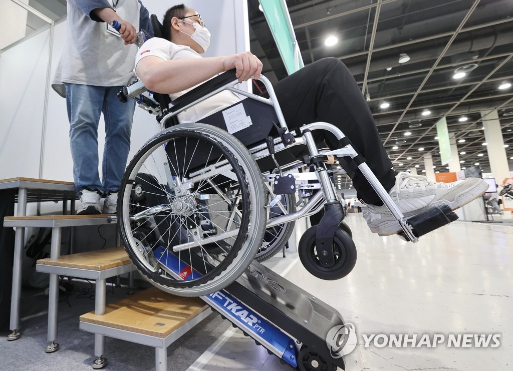계단에서 휠체어 쉽게 옮기는 계단 운반기