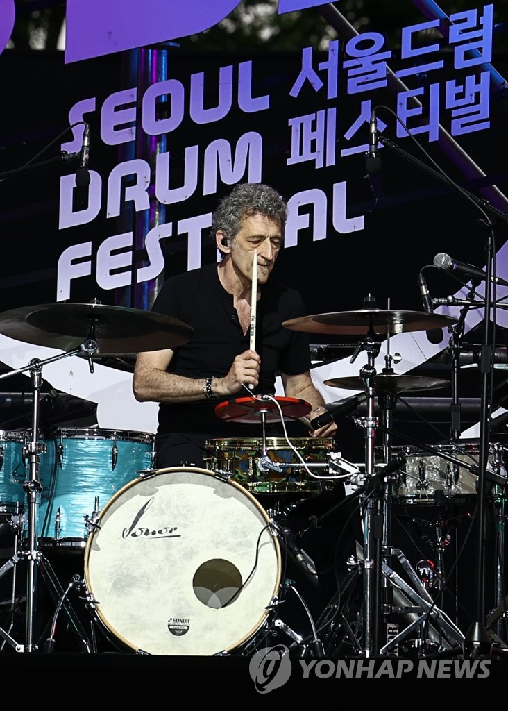 '현대 드럼의 아버지' 조조 메이어의 공연