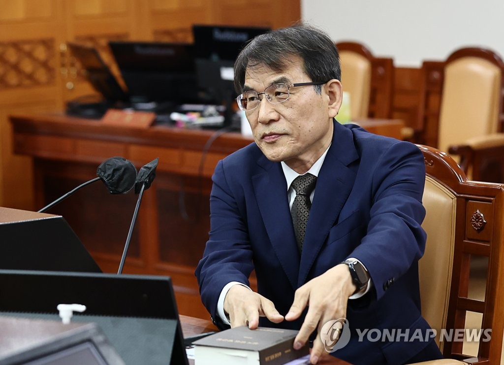 굳은 표정의 노태악 위원장