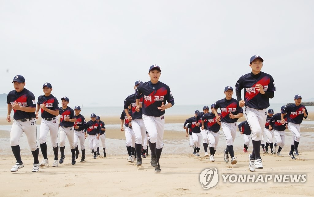 인천 덕적도 해변서 훈련하는 덕적고 야구부원들