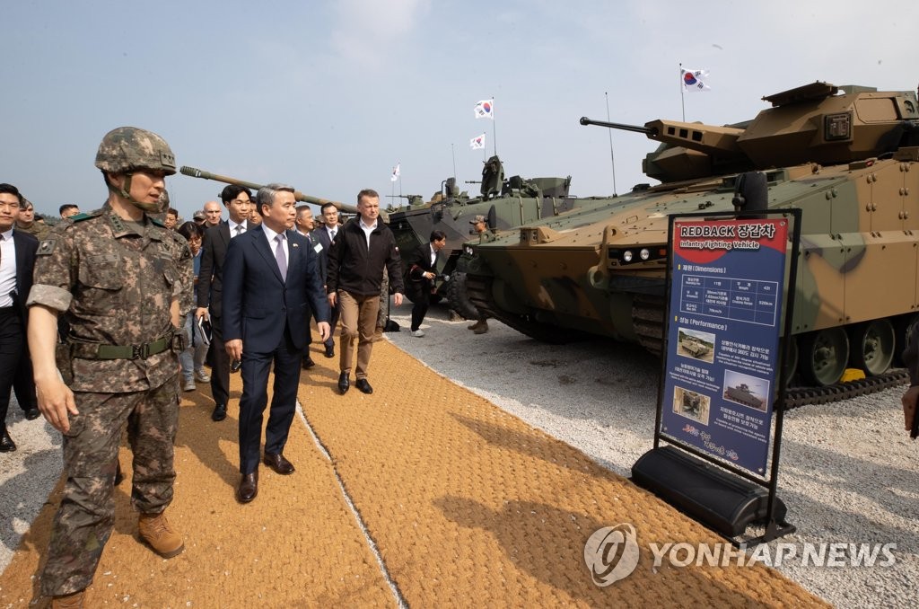 장갑차 둘러보는 이종섭 장관과 폴란드 국방부 장관