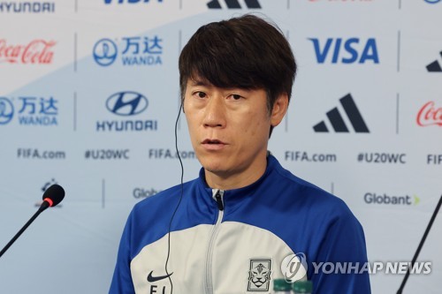 4강전 앞두고 기자회견 가진 김은중 감독