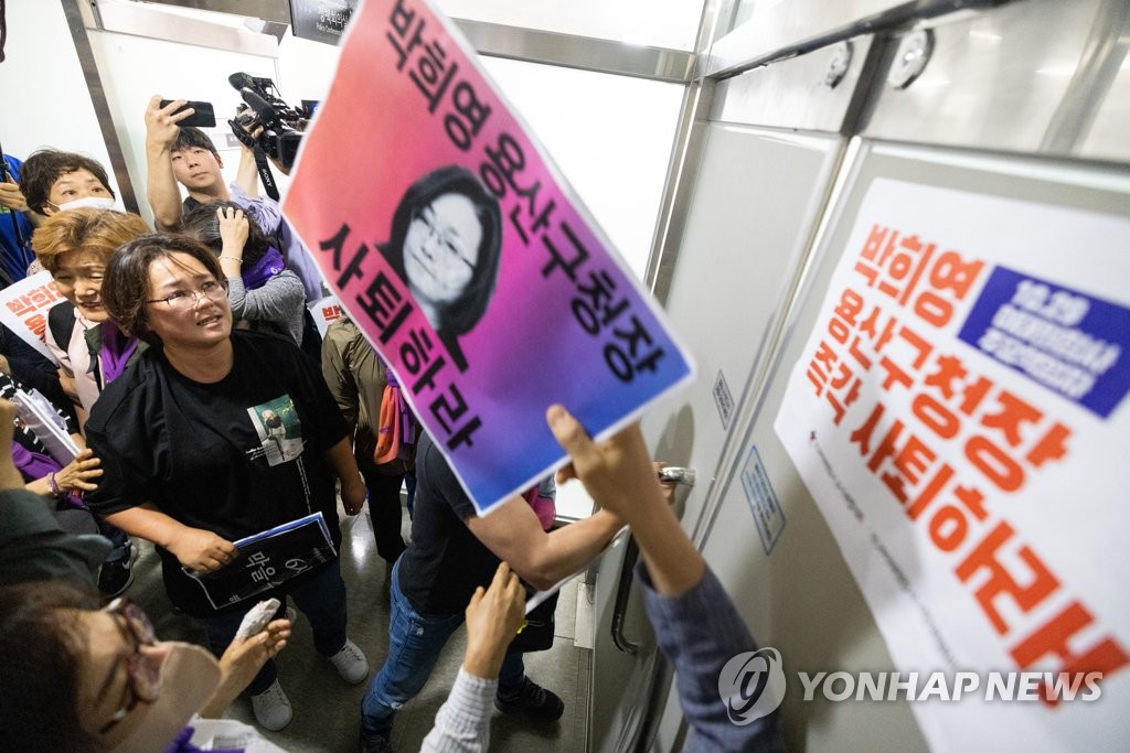 용산구청장실 문 두드리는 유가족들