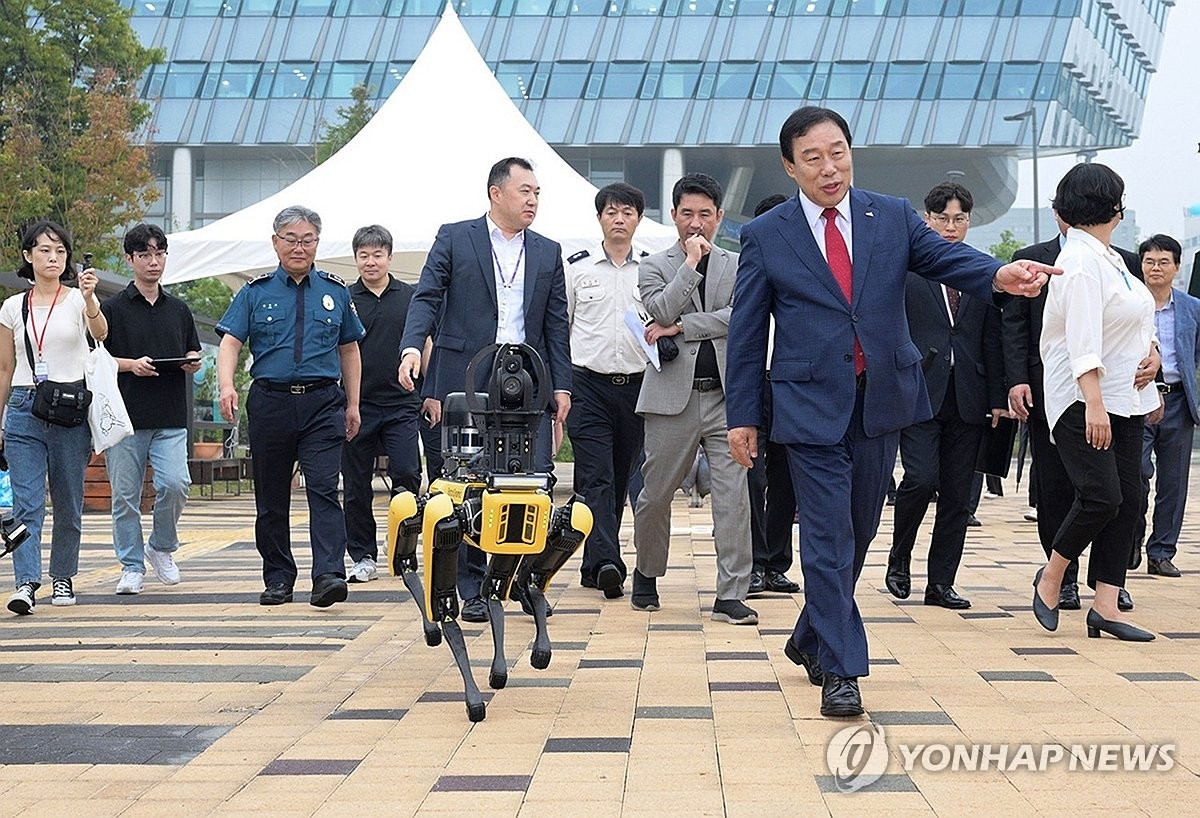 세종서 순찰용 AI 자율주행로봇 시연회