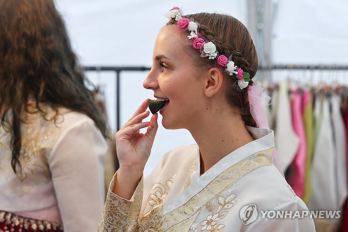 송편 맛보는 외국인 학생들